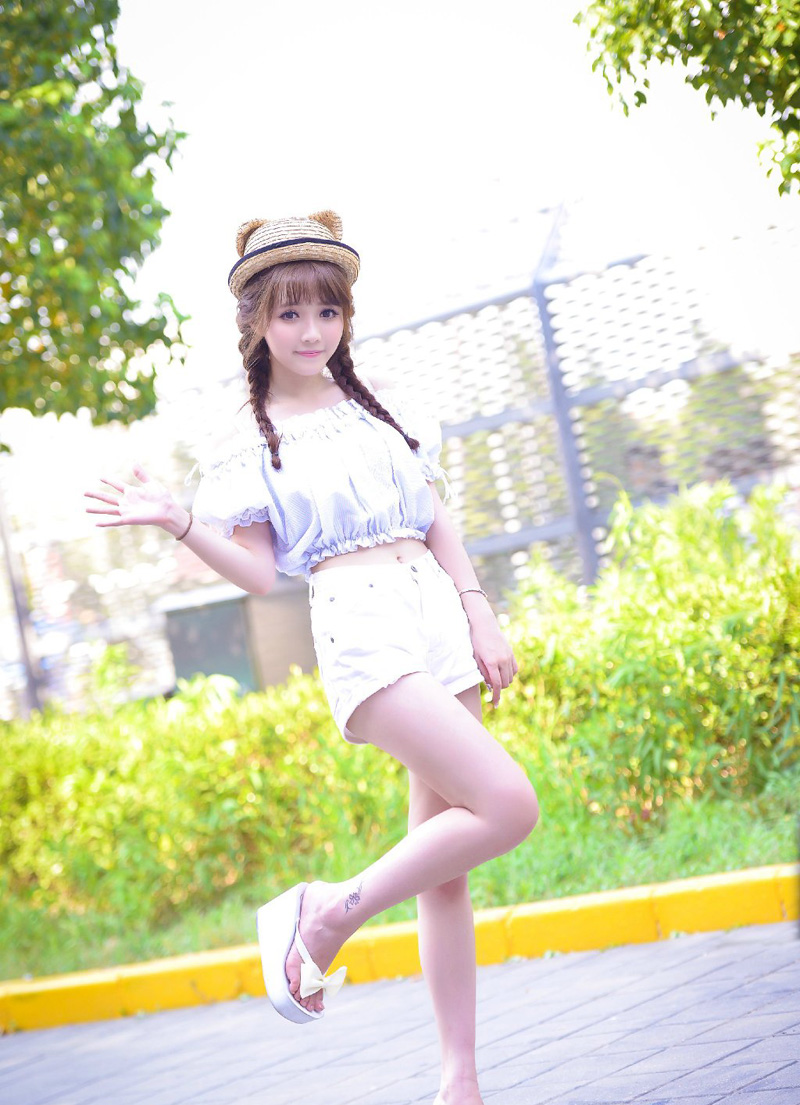 “原来如此。”伏德摇了摇头，苦笑道：“我是谁……我自己都快不记得了，我们这种人，是没有名字，只有代号，我乃夜凰卫，将军也可称我为死间，在来荆州的那一刻，就已经没有准备活着回去。”